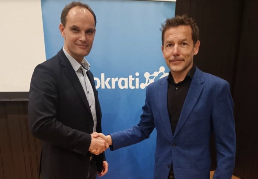 Je Logarjev nadzornik pošiljal ponarejene dokumente?
