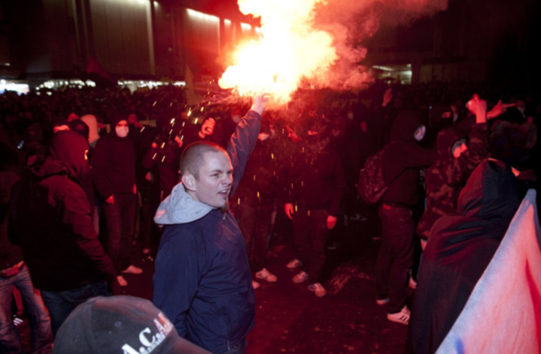 Nasilneži so imeli maske, molotovke, močnejša pirotehnična sredstva, bakle, kamenje in večje frnikole