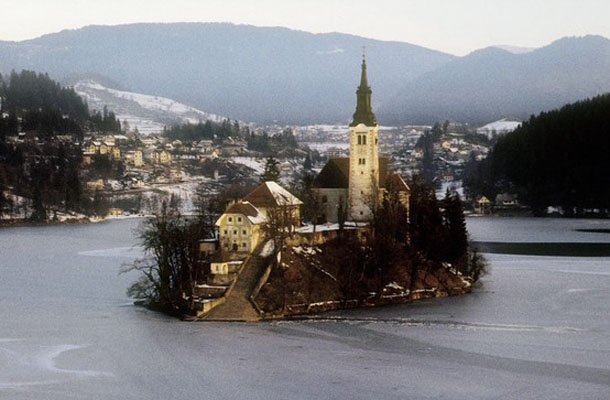 Vlada pod pretvezo, da pomaga tistim, ki delujejo družbeno odgovorno, poklanja bonitete verskim skupnostim, seveda največji.