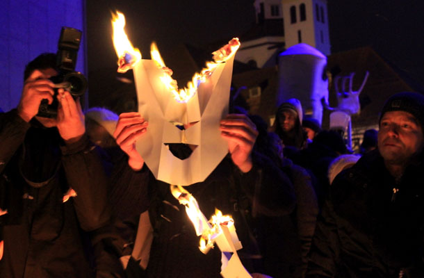 Stare maske gorijo, nova pomlad prihaja.