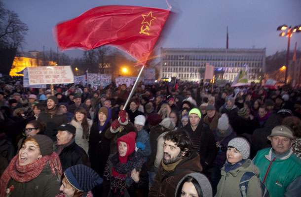 »Streznite se! Narod vam ne verjame, narod vas več ne želi. Odstopite!«