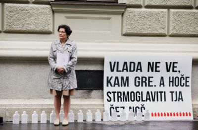 Varuhinja Zdenka Čebašek-Travnik na protestu zaradi prehitrega sprejemanja zakonov 