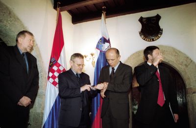 Leta 2002 sta tedanja premiera Ivica Račan in Janez Drnovšek paraﬁrala sporazum, ki ga Hrvaška nato ni paraﬁrala ... 