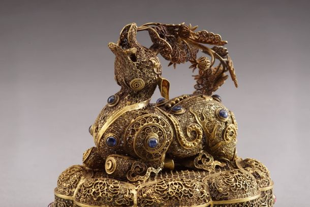 Zlata filigranska šatulja v obliki losa / damjaka. Datacija: 1601, dinastija Ming, obdobje Wanli.